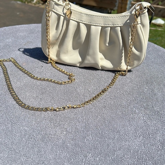 Elegant off white/Cream Shoulder Bag with beautiful gold accents - Picture 3 of 7